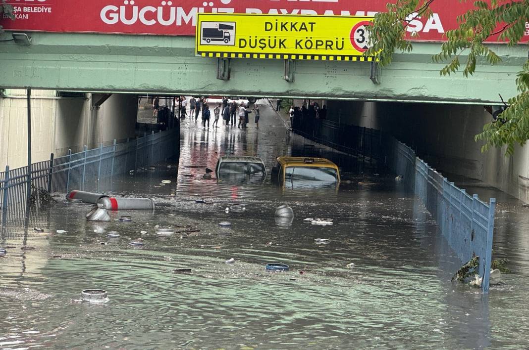 İstanbul'da sağanak hayatı felç etti! Araçlar sular altında kaldı 48